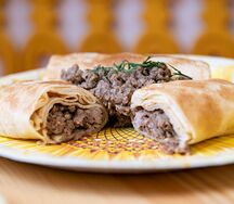 Блины с мясным фаршем и сметаной