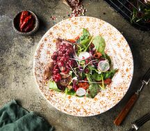 Салат с куриной печенью и вишней 