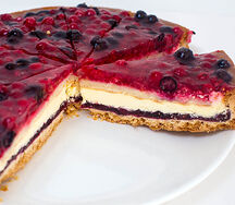 Торт песочно-бисквитный Ягодный