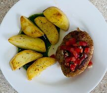 Котлета с жареным картофелем в луковом соусе