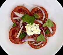 Салат из сладких помидор с луковым соусом