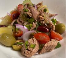 Салат с тунцом, картофелем, оливками с фирменным соусом