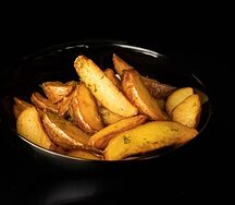 Картофельные дольки с чесночным соусом