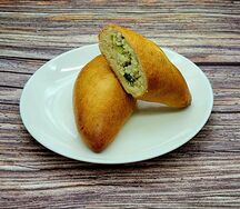 Пирожок с зеленым луком и яйцом