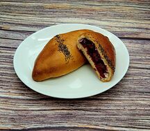 Пирожок с вишней