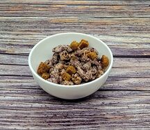 Салат с фасолью и гренками