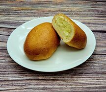 Пирожок с капустой и яйцом