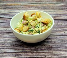 Салат с ветчиной и гренками