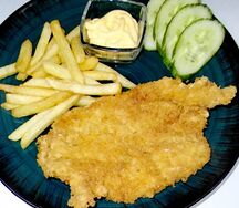 Куриная отбивная с картофелем фри и чесночным соусом