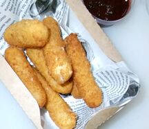 Сырные палочки во фритюре с брусничным соусом