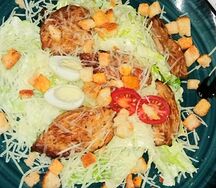 Салат Цезарь с курицей