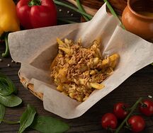 Картофель фри с хрустящим луком и соусом