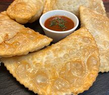 Мини-чебуреки и соус красный с кинзой