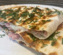 Янтык с ветчиной и сыром
