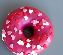 Пончик с клубничной начинкой 