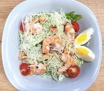 Салат Цезарь с креветками