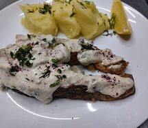 Филе форели под сливочным соусом с морепродуктами