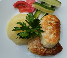 Котлеты куриные с картофельным пюре и свежими овощами