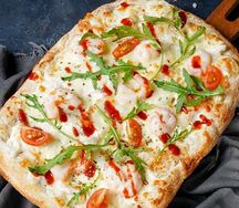 Пицца с креветками 