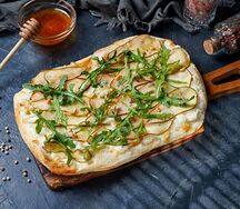 Пицца с грушей и горгонзолой 
