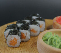 Маки с лососем