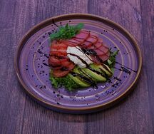Салат с копченым тунцом