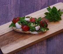 Брускетты с моцареллой и соусом песто