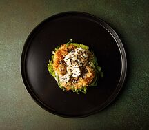 Бриошь с тигровыми креветками, яйцом пашот, овощами и сливочным сыром