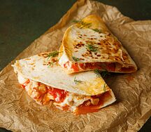 Кесадилья с куриным филе, овощами и ананасами