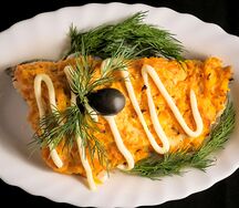 Горбуша, запечённая с овощами
