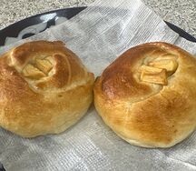 Булочка с яблоком