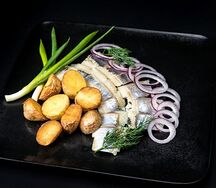 Сельдь с картофелем и соусом Тартар
