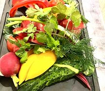 Тарелка со свежими овощами