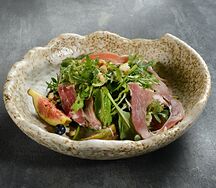 Салат с инжиром и пармским окороком 