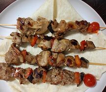 Шашлычок на шпажке из свинины с овощами