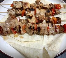 Шашлычок на шпажке курица с овощами