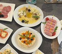 Рулетики из ветчины с сыром
