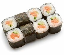 Маки с лососем и огурцом