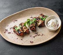 Фаршированные баклажаны с соусом чесночный айоли