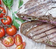 Ржаная чиабатта с говядиной и легким соусом тартар