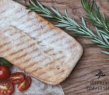 Чиабатта с куриной грудкой и соусом цезарь