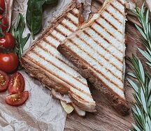 Сэндвич с куриной грудкой и соусом Цезарь