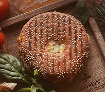 Бейгл с индейкой, печеным перцем и соусом айоли