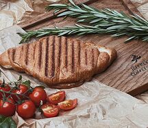 Круассан с индейкой, печёным перцем и соусом айоли
