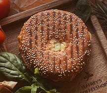 Бейгл с куриной грудкой и соусом Цезарь