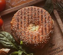 Бейгл с ветчиной, сыром и итальянским соусом 