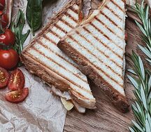 Сэндвич с индейкой, печеным перцем и соусом айоли