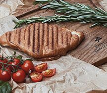 Круассан с куриной грудкой и соусом Цезарь
