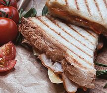 Сэндвич с беконом, курицей и яйцом