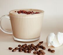 Капучино Кленовый с мороженым и сублимированной клубникой Аляска